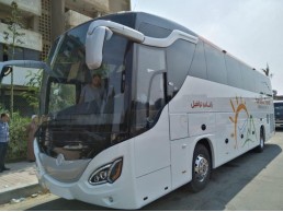 تأجير حافلة مرسيدس بسعة 50 فردًا لتحقيق تجربة سفر سياحية فاخرة