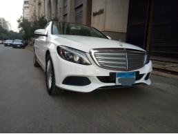 إيجار مرسيدس C180: الفخامة في متناول يدك