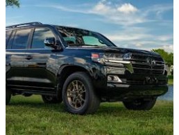 استئجار تويوتا لاند كروزر 4x4: قوة التحمل والرفاهية في سيارة واحدة. 