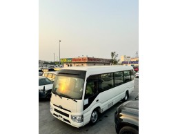 استمتع برحلة مميزة ومريحة مع تويوتا كوستر من تورست كار. 