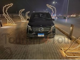 "رفاهية لا تضاهى: مرسيدس فيانو للإيجار في مصر - تجربة قيادة استثنائية بانتظارك"