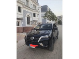  استئجار تويوتا فورتشنر 4x4: رحابة وراحة لجميع أفراد العائلة 