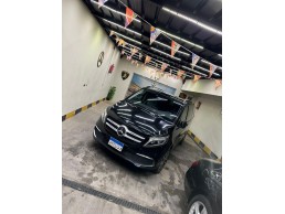 إيجار مرسيدس فيانو العائلية، سيارة راقية بمساحة واسعة تناسب الرحلات العائلية والتنقلات المريحة.